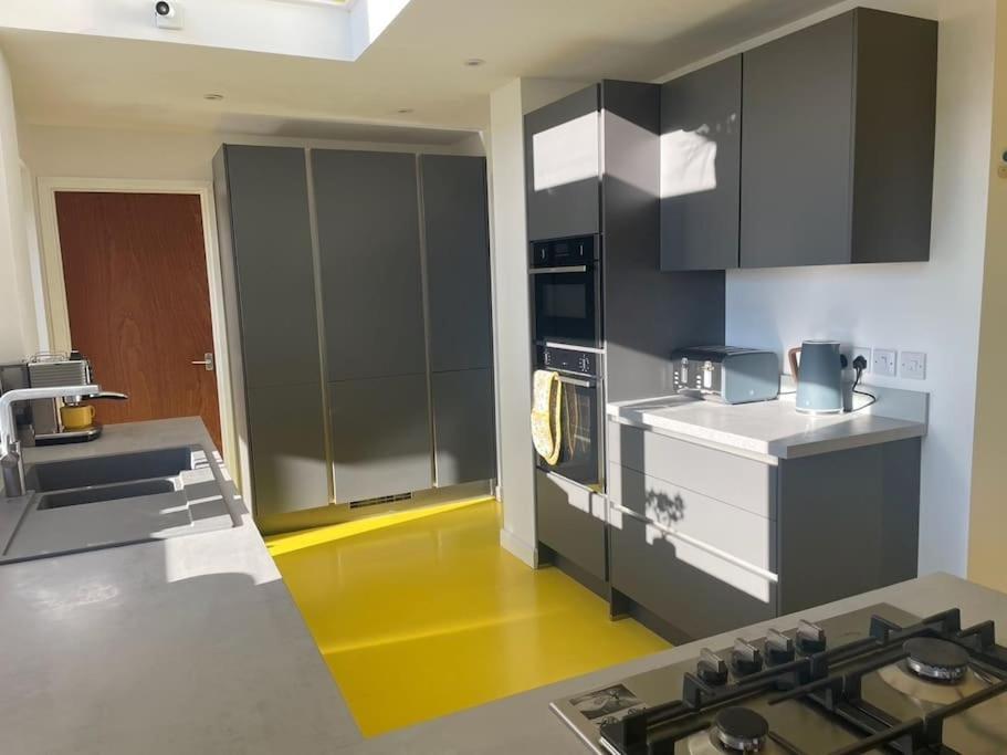 Stunning, Modern And Spacious House - Τρούρο Εξωτερικό φωτογραφία
